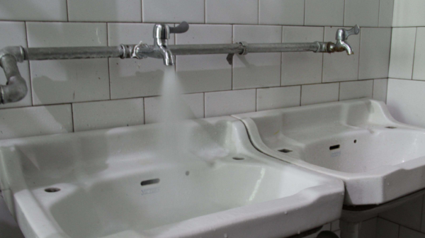 浪费水的现象图片,浪费水的现象有哪些图1
