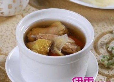 ​炖鸽子汤可以放枸杞吗，请问炖鸽子汤的时候里面都应该放些什么料啊？