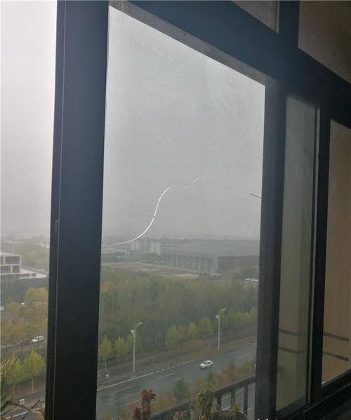 冬天的钢化玻璃为什么会突然裂开，室温大约为28度