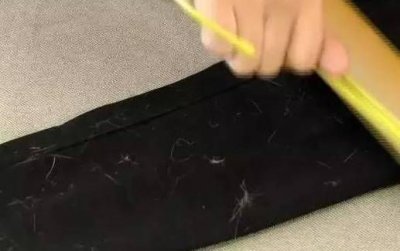 ​为什么黑色衣服上会有很多浮毛，一件黑色短袖穿上一出汗身上就有很多小黑色毛