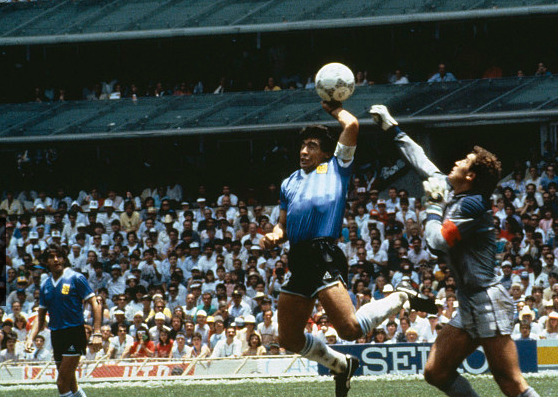 马拉多纳死梅西怀念,86年世界杯马拉多纳演出天主之手,阿根廷世界悲悼马拉多纳三天