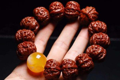 ​文玩界的一红二黑三白四黄是啥