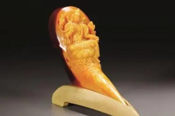 文玩一红二黑三白四黄是啥(鹤顶红、犀牛角、象牙、崖柏生料)