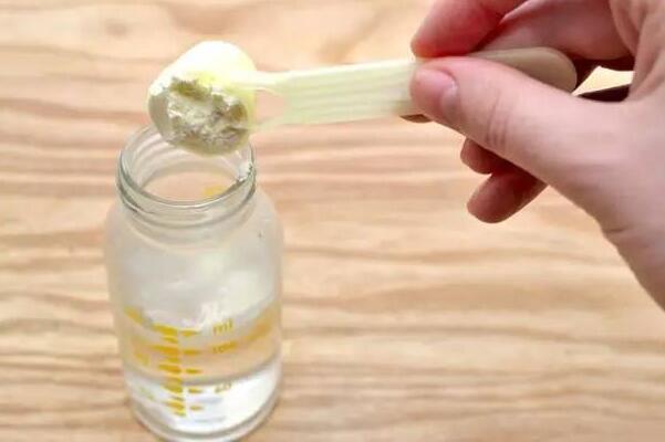 奶粉多少度水冲合适:40℃和70℃都可以(70℃注意烫伤)