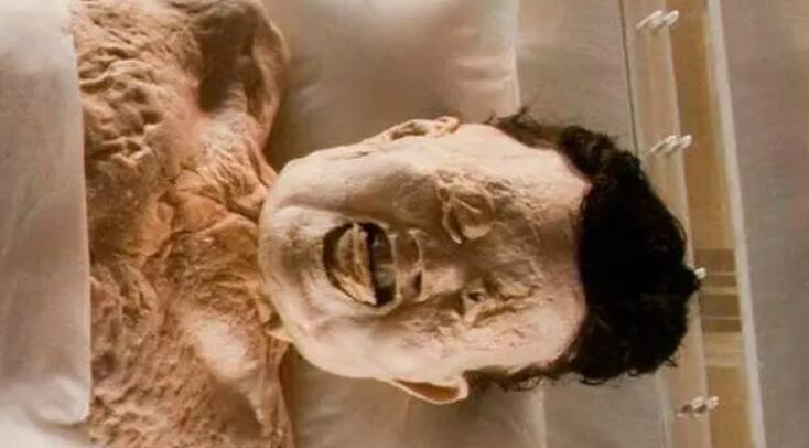 辛追刚出土时图片 看上去十分恐怖吐着舌头