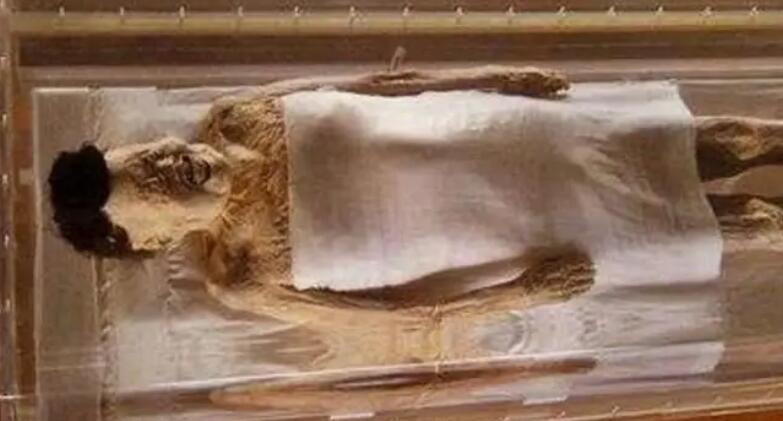 辛追刚出土时图片 看上去十分恐怖吐着舌头