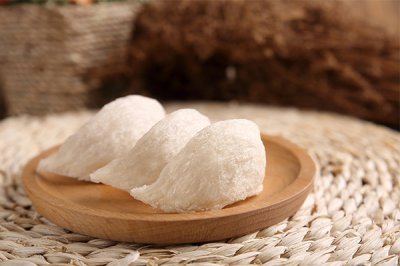 ​燕窝是什么(燕子分泌出的唾液筑成的巢穴)