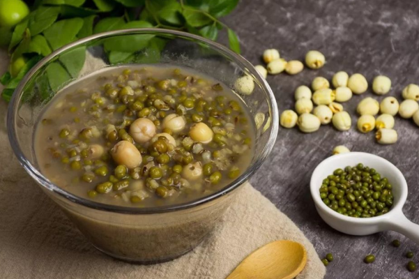 绿豆怎么煮容易烂:要先炒5分钟(也可以加水冻住再煮)