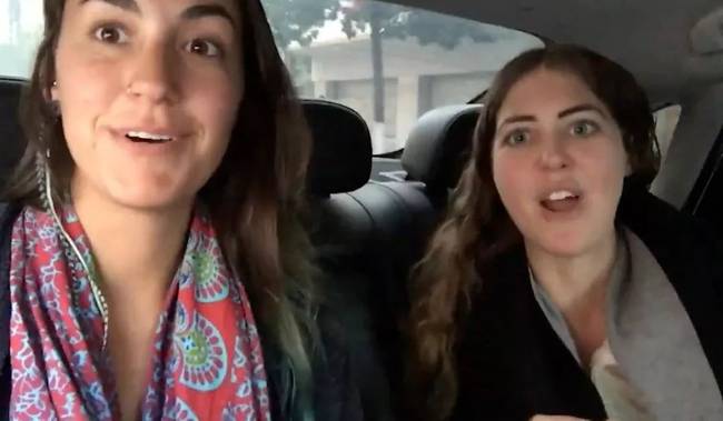 ▲Poppy坐在民警帮帮喊的网约车上。(视频截图)