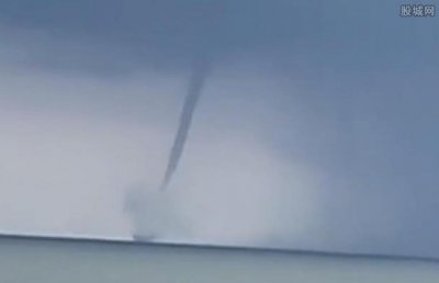 ​广东海边现龙吸水奇观水柱窜云霄,画面非常壮观