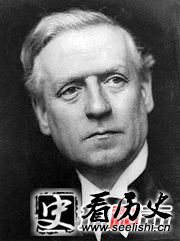 第52位:赫伯特·亨利·阿斯奎斯 党派:自由党 任职期:1908年4月7日—1916年12月7日 出生时间:1852年9月12日_1928年2月15日 简介:英国政治家,曾任内政大臣及财政大臣,1908年至1916年出任英国首相。自由党领袖。限制上院权利的1911年议会改革法案的主要促成者,第一次世界大战头两年的英国领导人,大战爆发后两年由劳合·乔治接任首相。在晋为贵族以前,他通称为H·H·阿斯奎斯(H. H. Asquith),在1925年他获封伯爵,晚年遂以牛津勋爵(Lord Oxford)为通称。