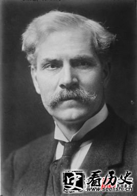 第52位:赫伯特·亨利·阿斯奎斯 党派:自由党 任职期:1908年4月7日—1916年12月7日 出生时间:1852年9月12日_1928年2月15日 简介:英国政治家,曾任内政大臣及财政大臣,1908年至1916年出任英国首相。自由党领袖。限制上院权利的1911年议会改革法案的主要促成者,第一次世界大战头两年的英国领导人,大战爆发后两年由劳合·乔治接任首相。在晋为贵族以前,他通称为H·H·阿斯奎斯(H. H. Asquith),在1925年他获封伯爵,晚年遂以牛津勋爵(Lord Oxford)为通称。