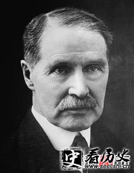 第52位:赫伯特·亨利·阿斯奎斯 党派:自由党 任职期:1908年4月7日—1916年12月7日 出生时间:1852年9月12日_1928年2月15日 简介:英国政治家,曾任内政大臣及财政大臣,1908年至1916年出任英国首相。自由党领袖。限制上院权利的1911年议会改革法案的主要促成者,第一次世界大战头两年的英国领导人,大战爆发后两年由劳合·乔治接任首相。在晋为贵族以前,他通称为H·H·阿斯奎斯(H. H. Asquith),在1925年他获封伯爵,晚年遂以牛津勋爵(Lord Oxford)为通称。