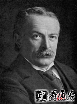 第52位:赫伯特·亨利·阿斯奎斯 党派:自由党 任职期:1908年4月7日—1916年12月7日 出生时间:1852年9月12日_1928年2月15日 简介:英国政治家,曾任内政大臣及财政大臣,1908年至1916年出任英国首相。自由党领袖。限制上院权利的1911年议会改革法案的主要促成者,第一次世界大战头两年的英国领导人,大战爆发后两年由劳合·乔治接任首相。在晋为贵族以前,他通称为H·H·阿斯奎斯(H. H. Asquith),在1925年他获封伯爵,晚年遂以牛津勋爵(Lord Oxford)为通称。