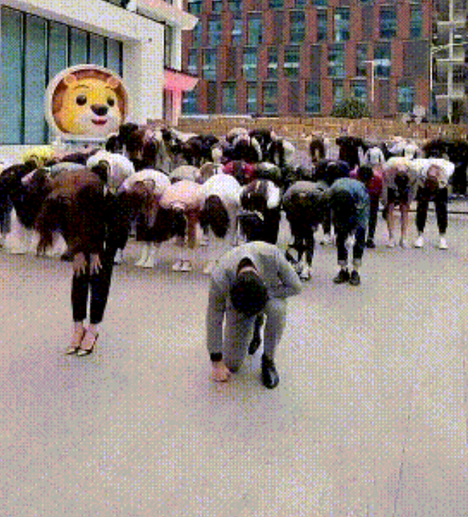 辛巴复出5天后，派保安封路，设人墙阻拦，受影响的民众愤怒维权