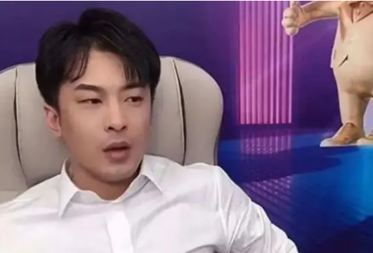 辛巴复出5天后，派保安封路，设人墙阻拦，受影响的民众愤怒维权