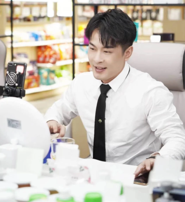 辛巴复出5天后，派保安封路，设人墙阻拦，受影响的民众愤怒维权