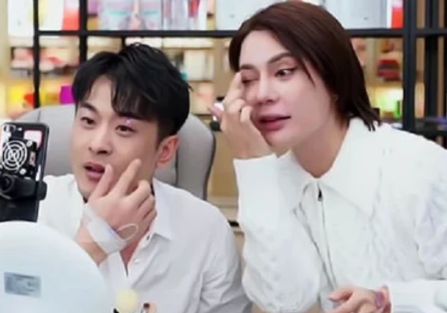 辛巴复出5天后，派保安封路，设人墙阻拦，受影响的民众愤怒维权