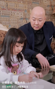 ​54岁郭冬临教育孩子遭嫌弃，“女儿”大眼机灵被赞，妻子身份成谜