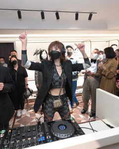 ​张曼玉罕有露面状态依然 打碟High爆全场