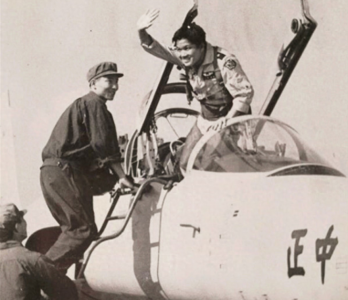 ​王牌飞行员黄植诚，驾机起义回归大陆，获65万奖金，迎娶貌美空姐