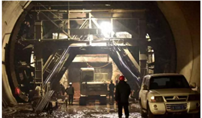 ​胡麻岭隧道有望五月上旬掘通 记者“带你”下隧道一探究竟