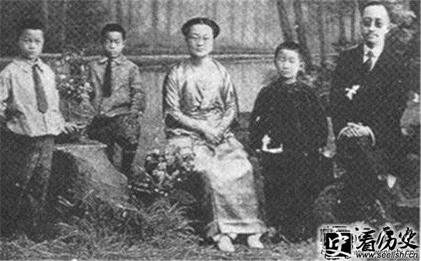 章士钊与夫人吴若男及三子合照