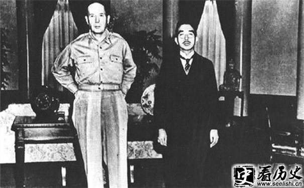 麦克阿瑟图片(左)