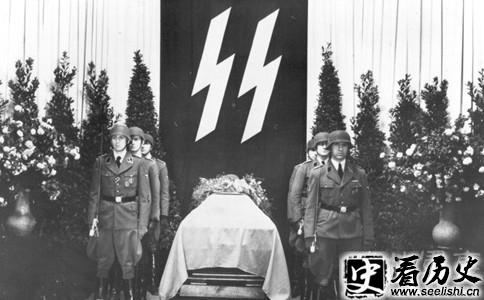 海德里希葬礼像