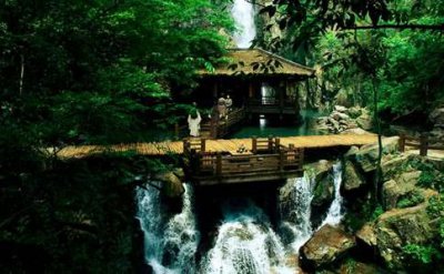 ​为什么关羽张飞面对徐庶和诸葛亮是两种完全不同的态度?