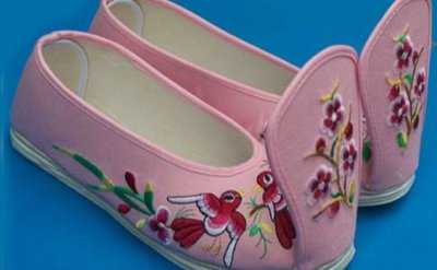 ​古人的鞋子长什么样?前面为什么会向上翘?