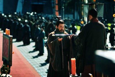 ​曹操的父亲为什么要给宦官当儿子?