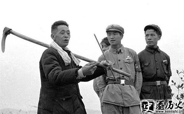 甘祖昌将军视察农田照片