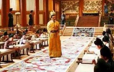 ​王越在参加科举考试时发生了什么变故？他的考卷去了哪里？