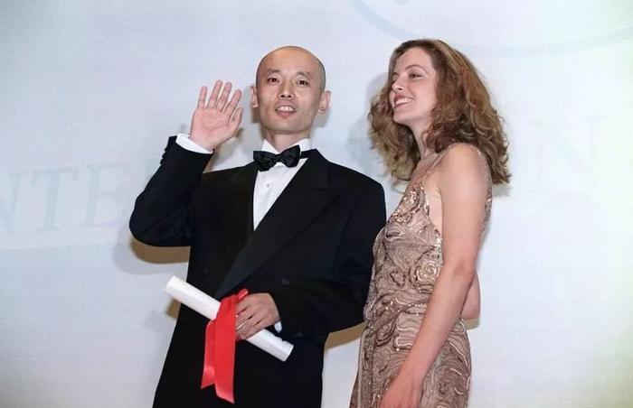 1981年,张国荣和宿命中的两个白衣少年在中环相遇