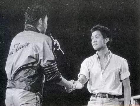 1981年,张国荣和宿命中的两个白衣少年在中环相遇