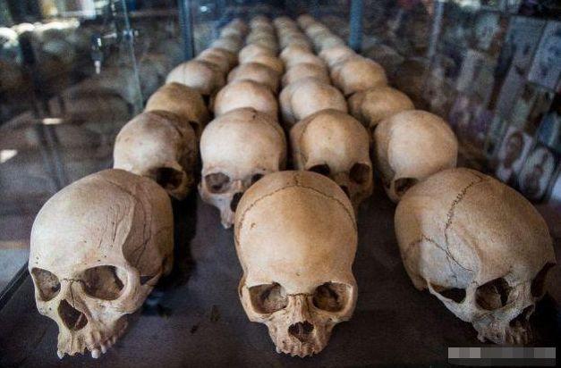 1994年卢旺达大屠杀，百万人惨死，几十万女性惨遭毒手，遍地尸骨