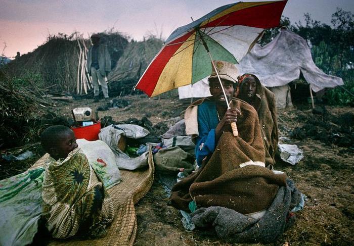 1994年卢旺达大屠杀，百万人惨死，几十万女性惨遭毒手，遍地尸骨