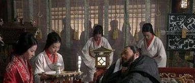 古代小妾很悲惨，命运被他人掌控，正室就寝小妾须在跟前学习