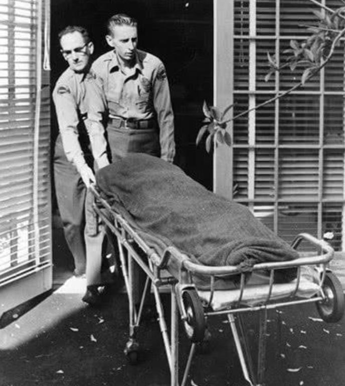 1962年玛丽莲梦露死亡现场罕见旧照，一代著名女星裸死卧室