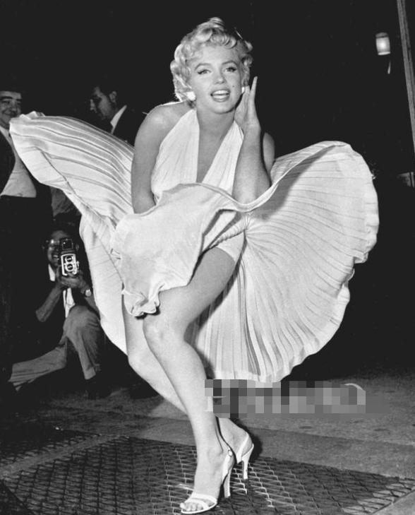 1962年玛丽莲梦露死亡现场罕见旧照，一代著名女星裸死卧室