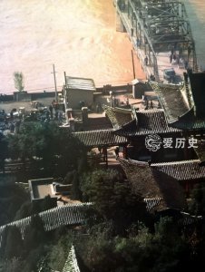 ​1979年兰州彩色照片：最繁华的南关十字 街头卖羊肉泡馍的大叔