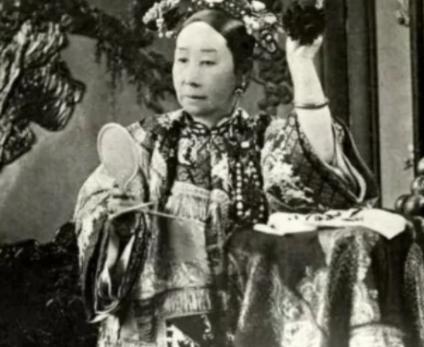 慈禧老照片曝光：小时候清纯，年轻时更美，晚年气场很强大！