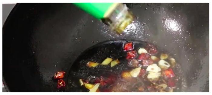 风味茄子正确做法,外酥里嫩,酸甜爽口,一个小时都不会回软