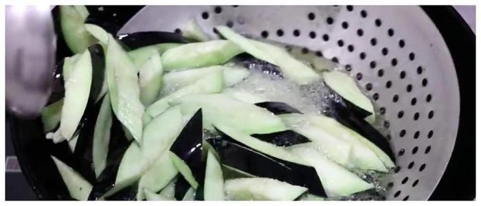 风味茄子正确做法,外酥里嫩,酸甜爽口,一个小时都不会回软