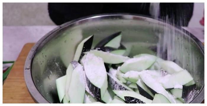 风味茄子正确做法,外酥里嫩,酸甜爽口,一个小时都不会回软