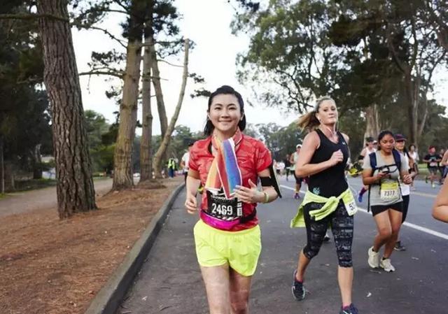 俞灏明因意外烧伤毁容，勇敢复出却被观众嘲笑，后台独自抹泪