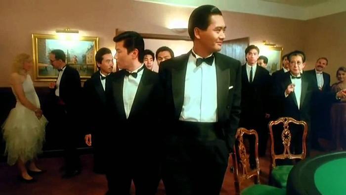 她外表美若天仙，是日本一黑帮老大，手持ak47血洗其他帮派！