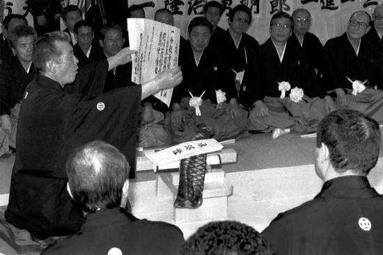 她外表美若天仙，是日本一黑帮老大，手持ak47血洗其他帮派！