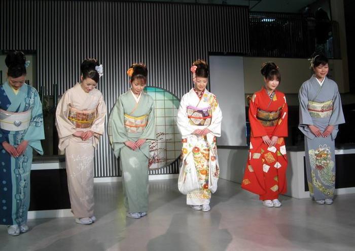 她外表美若天仙，是日本一黑帮老大，手持ak47血洗其他帮派！